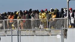 Il trasferimento di 250 migranti dall'isola di Lampedusa, fotografati all'arrivo a Catania