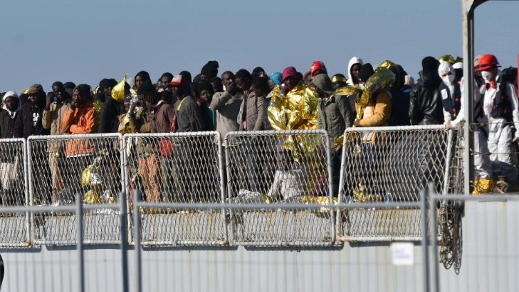 Il trasferimento di 250 migranti dall'isola di Lampedusa, fotografati all'arrivo a Catania