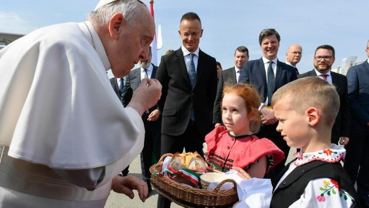 Hai em bé tặng bánh mì và muối cho Đức Thánh Cha
