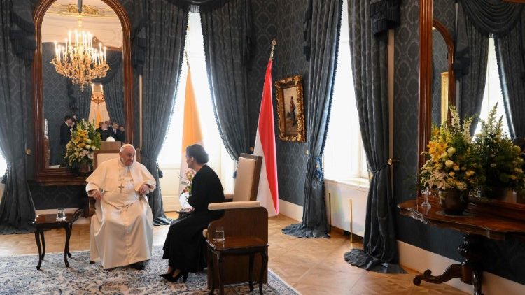 Президентът Новак и папата в Синята зала на двореца, където проведоха разговор от частен характер.