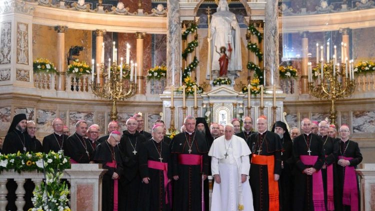 Ferenc pápa a magyar püspökökkel a Szent István bazilika szentélyében 