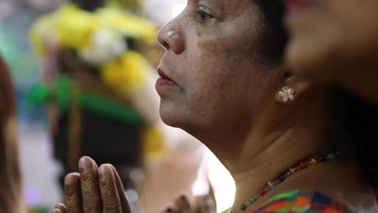 Индуисти по време на молитва