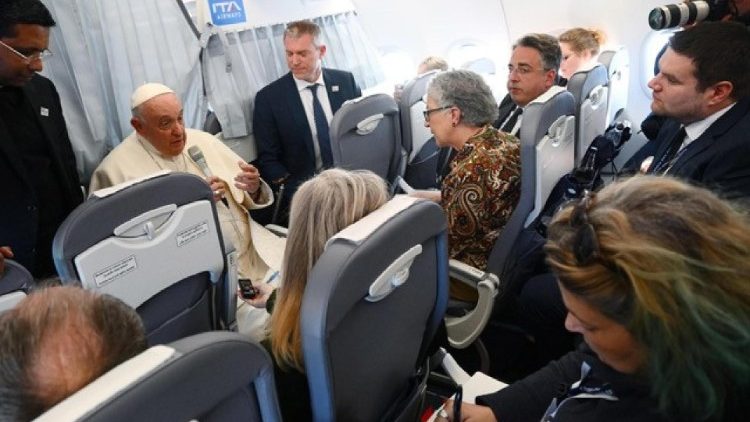 Il Papa in aereo di ritorno dall'Ungheria
