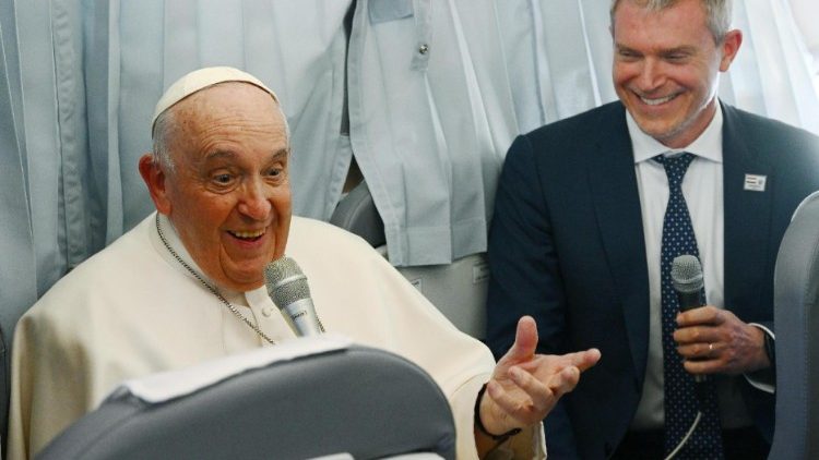 Il Papa in conferenza stampa in aereo di ritorno dall'Ungheria