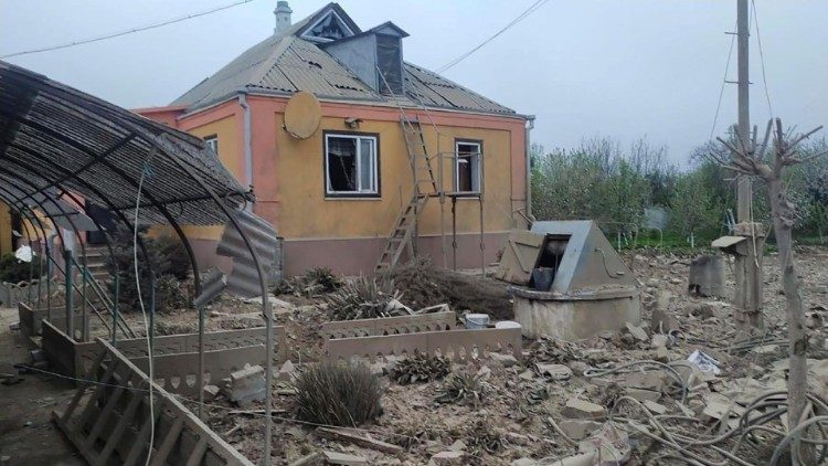 Area residencial atingida por um bombardeio em Pavlohrad, Ucrânia, em 1º de maio de 2023, em meio à invasão da Rússia. EPA/DNIPROPETROVSK REGIONAL MILITARY ADMINISTRATION 