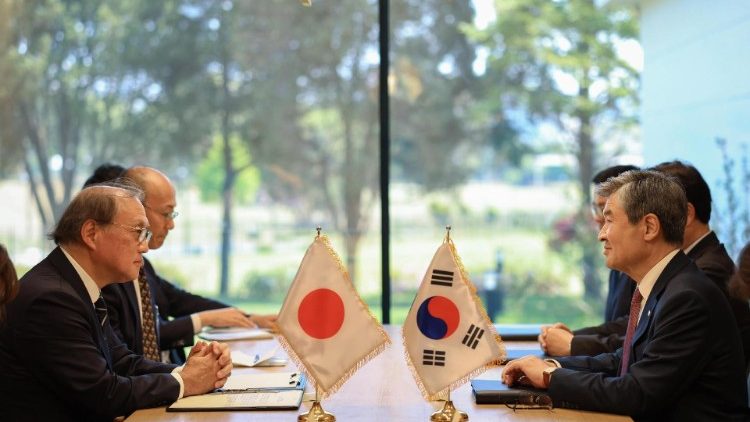 Một cuộc họp giữa hai nhóm Nhật Bản và Hàn Quốc