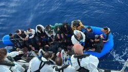 Una delle tante operazioni di salvataggio a Lampedusa nelle ultime ore (Ansa/Concetta Rizzo)