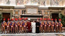 Ferenc pápa az újonc gárdistákkal 