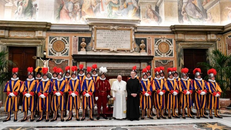 Ferenc pápa az újonc gárdistákkal 