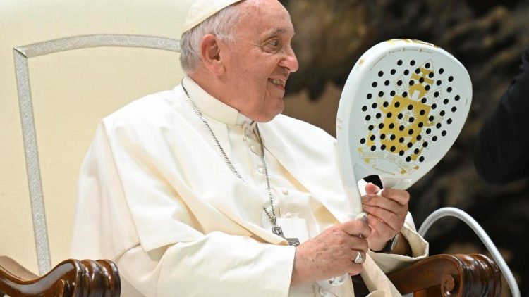 Papa Franjo s reketom za padel na kojemu je nacrtan njegov papinski grb