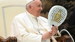 Archivbild: Papst Franziskus hält einen Padelschläger