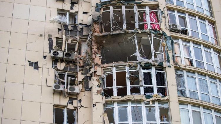 Prédio atingido por ataque russo em Kiev, 9 de maio de 2023. TELEGRAM/PREFEITO DE KIEV