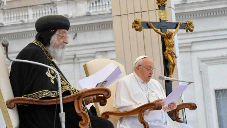 Ferenc pápa és a kopt pátriárka együtt a szerdai kihallgatáson  