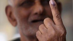 Das Wahlvolk in Karnataka - im Bild ein analphabetischer Wähler - strafte die regierenden HIndunationalisten ab 