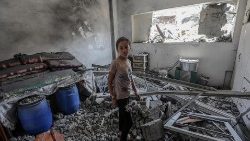 Ein Mädchen in einem durch Raketen zerstörten Haus, Norden des Gaza-Streifens, Agentur-Bild vom 10.5.2023  