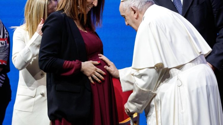 A pápa megáldja a várandós asszony pocakját