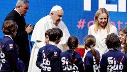 Le Pape et la présidente du Conseil italien, Giorgia Meloni, aux états-généraux de la natalité, à Rome, le 12 mai 2023. 