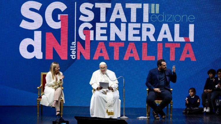 Forumas apie gimstamumą Romoje. Italijos premjerė G. Meloni, popiežius Pranciškus ir Forumo organizatorius G. de Palo 
