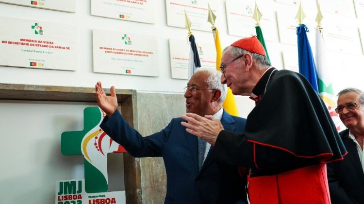 Der portugiesische Premierminister Antonio Costa (links) traf sich mit dem vatikanischen Kardinalstaatssekretär Pietro Parolin während eines Besuchs am Sitz des lokalen Organisationskomitees für den Weltjugendtag Lissabon 2023, Portugal, am 13. Mai 2023. 