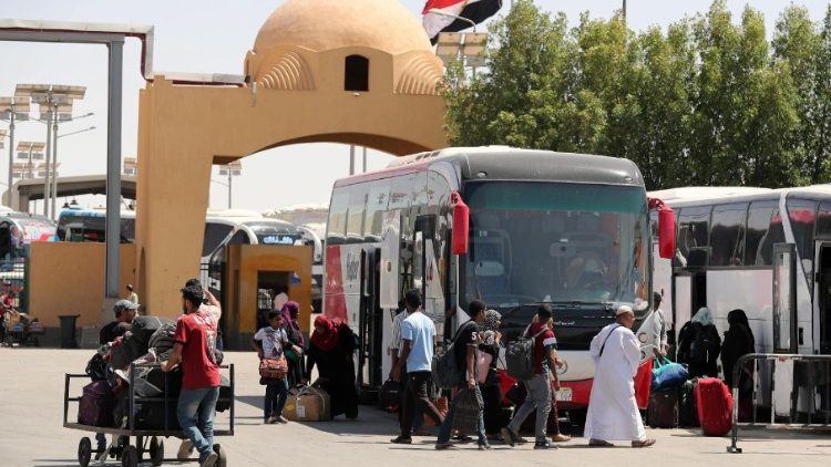 Sudan: civili lasciano il Paese