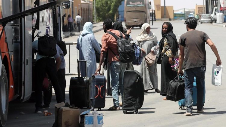 Personas que huyen del conflicto de Sudán llegan al sur de Egipto