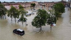 大雨による水害で冠水した町の広場　2023年5月18日　イタリア、エミリア・ロマーニャ州ラヴェンナ近郊ルーゴ