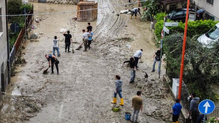 Voluntarios de toda Italia ayudan en las zonas inundadas de Emilia Romaña