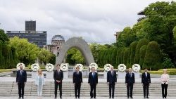 広島の平和記念公園の原爆慰霊碑に献花したG7首脳たち　2023年5月19日