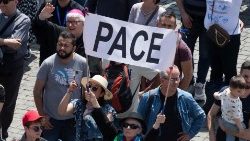 A hívek a Szent Péter téren a vasárnapi Regina Coeli alkalmával Béke feliratú transzparenssel