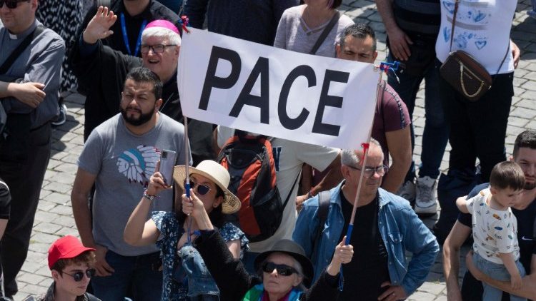 A hívek a Szent Péter téren a vasárnapi Regina Coeli alkalmával Béke feliratú transzparenssel