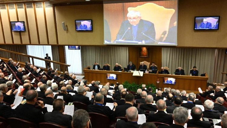 I vescovi italiani ascoltano il cardinal Zuppi nell'Aula nuova del Sinodo in Vaticano 