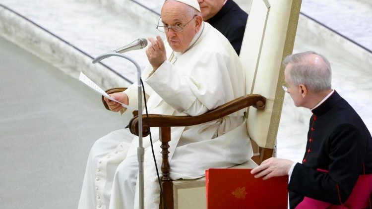 Franziskus sieht den deutschen Synodalen Weg kritisch, organisiert aber einen vergleichbaren Prozess auf Weltebene