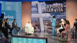 Pápež prvý krát v šttúdiu talianskej televízie RAI (27. mája 2023)