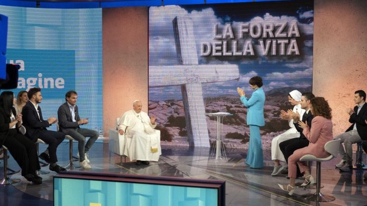 Papst Franziskus im Studio des italienischen Fernsehsenders RAI1