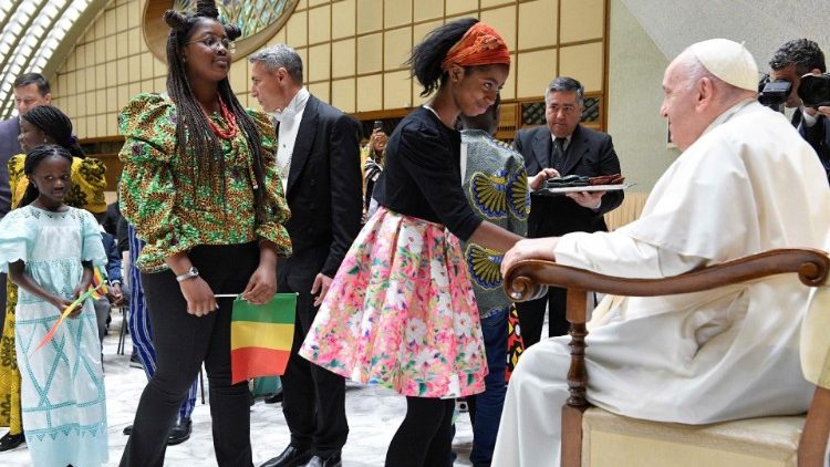 Papst Franziskus bei der Audienz für die Delegation des Bildungspakts in Afrika