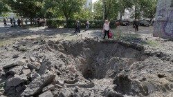 Il cratere di una granata vicino a un edificio residenziale dopo l'attacco missilistico a Kyiv