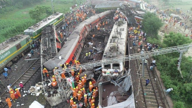 V železniški nesreči v Indiji umrlo več kot 280 oseb.