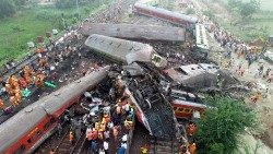 Foto disponibilizada pela Força Nacional de Resposta a Desastres da Índia (NDRF) e tirada com um drone mostra o local de um acidente de trem em Odisha Balasore. EPA/Força Nacional de Resposta a Desastres