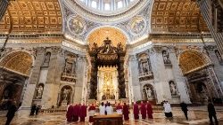 Cardeal Mauro Gambetti e os cônegos do Capítulo de São Pedro diante do Altar da Confissão