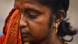 Sumathi reage enquanto tenta encontrar seu marido ferido, que supostamente chegou em um trem especial após o acidente de trem triplo em Odisha, no hospital governamental Rajiv Gandhi, em Chennai, Índia, 04 de junho de 2023. EPA/IDREES MOHAMMED
