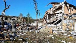 Palazzo colpito da un missile russo a Dnipro, in Ucraina, dove ha trovato la morte una bimba di due anni