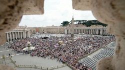 في كلمته قبل صلاة التبشير الملائكي البابا فرنسيس يتحدث عن عيد الثالوث الأقدس