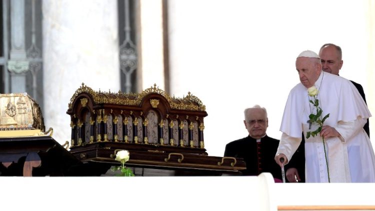 Papst Franziskus legt am Schrein mit den Reliquien der hl. Theresia eine gelbe Rose nieder