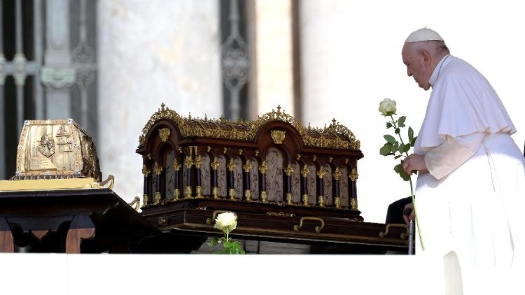 Popiežius prie urnos su relikvijomis