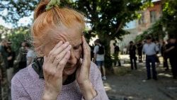 Kobieta reagująca na ewakuację spowodowaną wysadzeniem przez Rosjan zapory na Dnieprze w Nowej Kachowce, 7 czerwca 2023