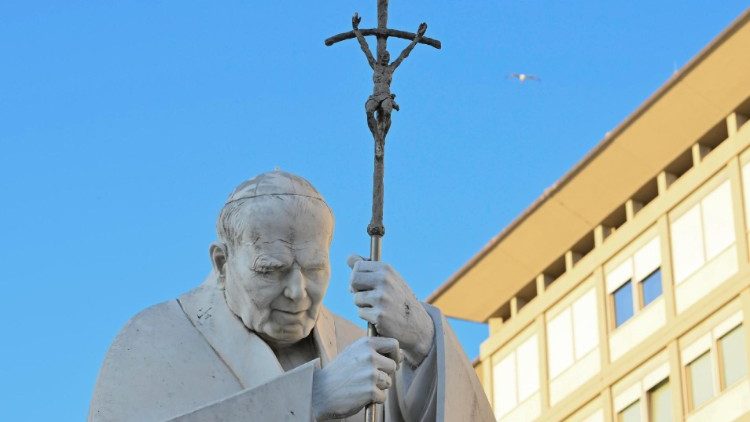 Statue von Johannes Paul II. vor der Gemelli-Klinik