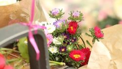 Des fleurs pour les victimes des attaques d'Annecy.