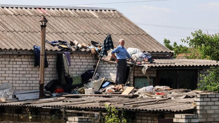 Residente em Kherson à espera de ser resgatado após destruição de barragem, em 9 de junho de 2023. EPA/MYKOLA TYMCHENKO