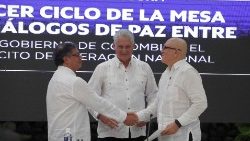 Präsident Petro (l.) und Guerilla-Führer Garcia (r.) - in der Mitte Kubas Präsident Diaz Canel