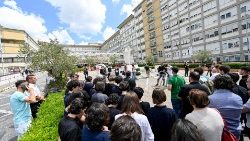 Fieles congregados en el Hospital Gemelli para unirse a la oración del Ángelus con el Papa